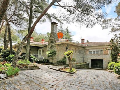 Vista exterior de Casa o xalet en venda en Torrelodones amb Calefacció, Jardí privat i Parquet