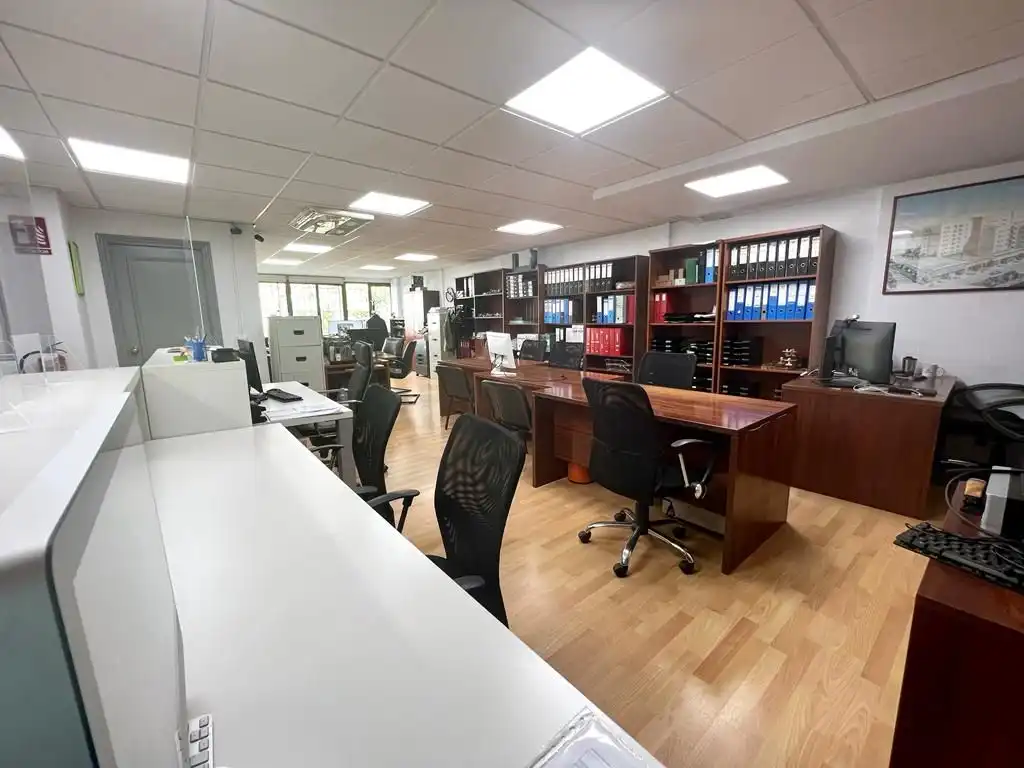 Bureau avec ascenseur à louer à Benito mas y Prat 3