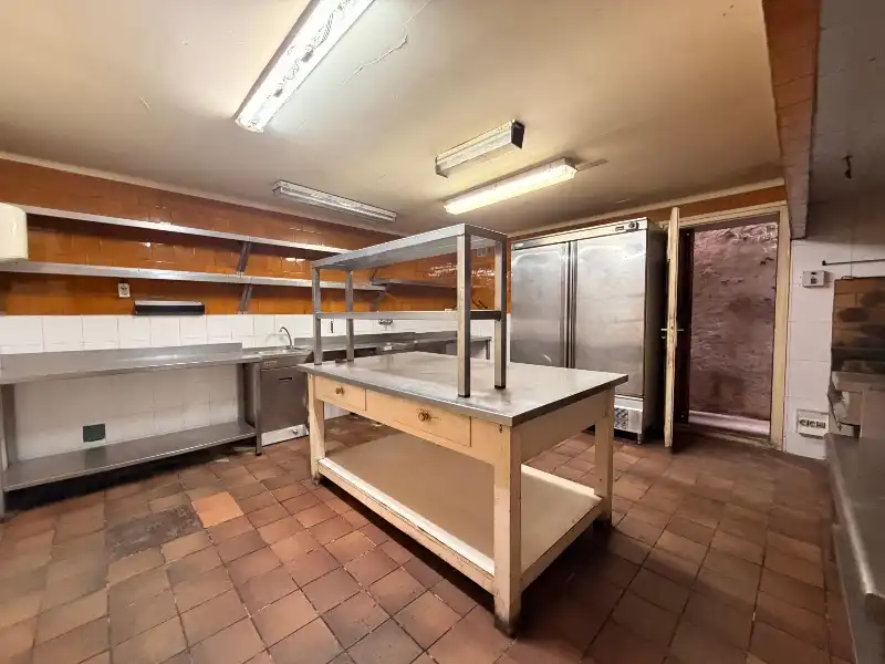 Cocina de Edificio en venta en La Bisbal d'Empordà
