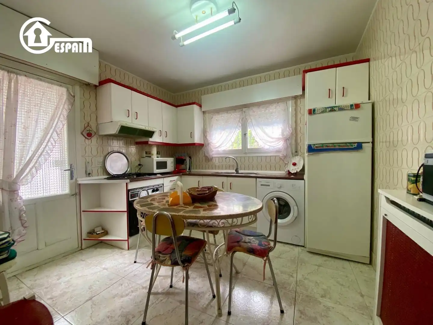 Cocina de Casa adosada en venta en Lillo con Calefacción, Jardín privado y Terraza