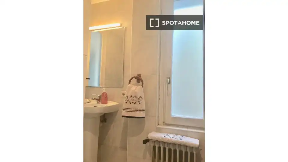 Badezimmer von Wohnung zur untervermieten in  Pamplona / Iruña mit Klimaanlage, Heizung und Terrasse