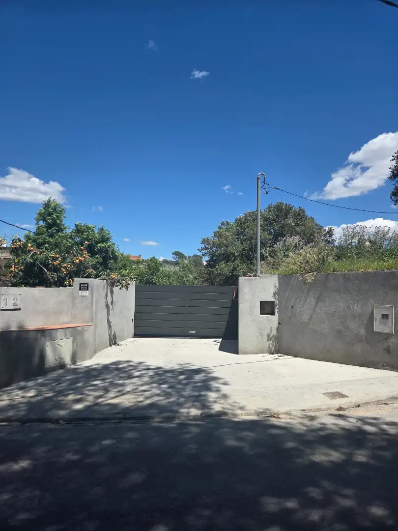 Vista exterior de Casa o xalet en venda en Torrelles de Llobregat amb Aire condicionat, Calefacció i Jardí privat