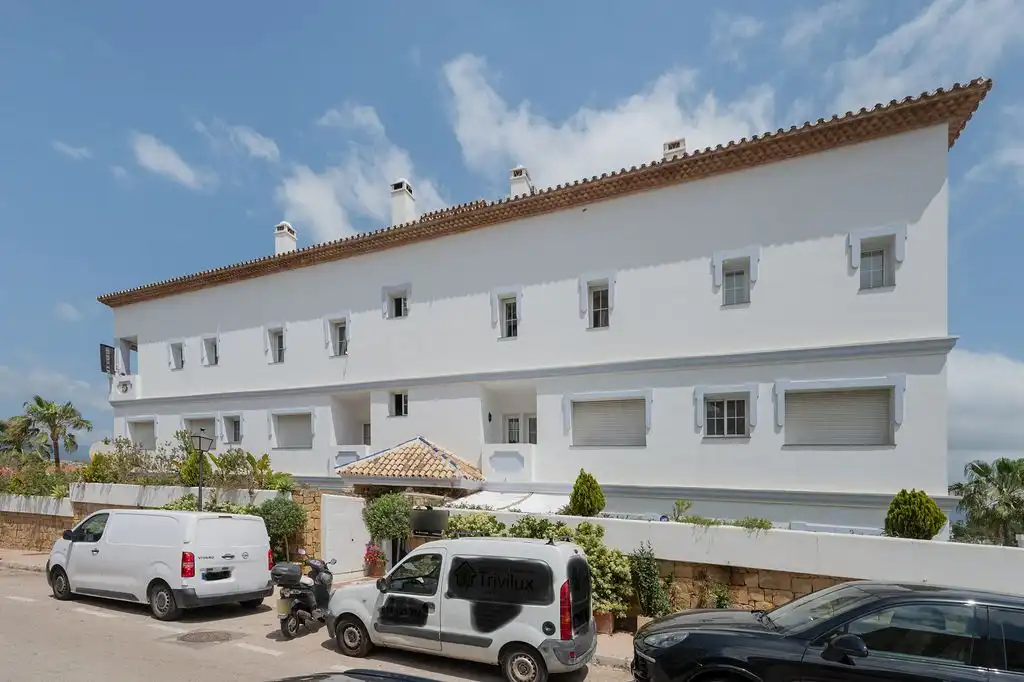 Vista exterior de Dúplex en venta en Marbella con Calefacción, Terraza y Piscina comunitaria
