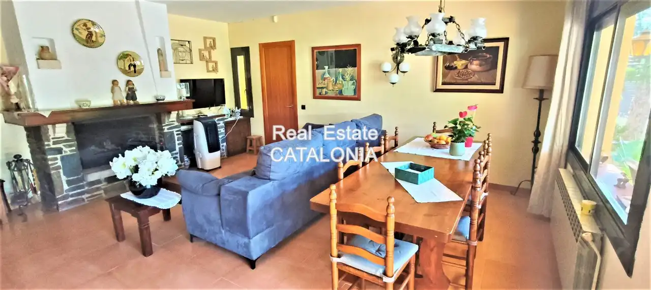 Sala d'estar de Casa o xalet en venda en Caldes de Malavella amb Calefacció, Jardí privat i Terrassa