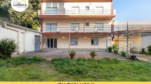 EDIFICIO DE 3 PLANTAS CON ENORME JARDÍN.