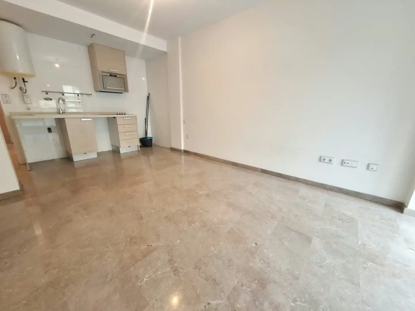 Flat for sale in Valencia  with Air Conditioner and Oven
