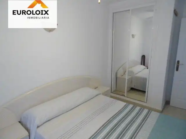 Habitación de Apartamento de alquiler en Benidorm con Jardín privado, Amueblado y Piscina comunitaria