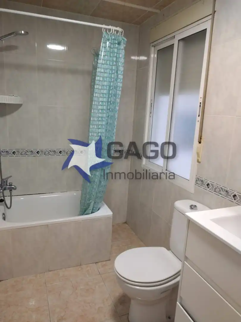 Bany de Pis de lloguer en Córdoba amb Aire condicionat, Calefacció i Moblat