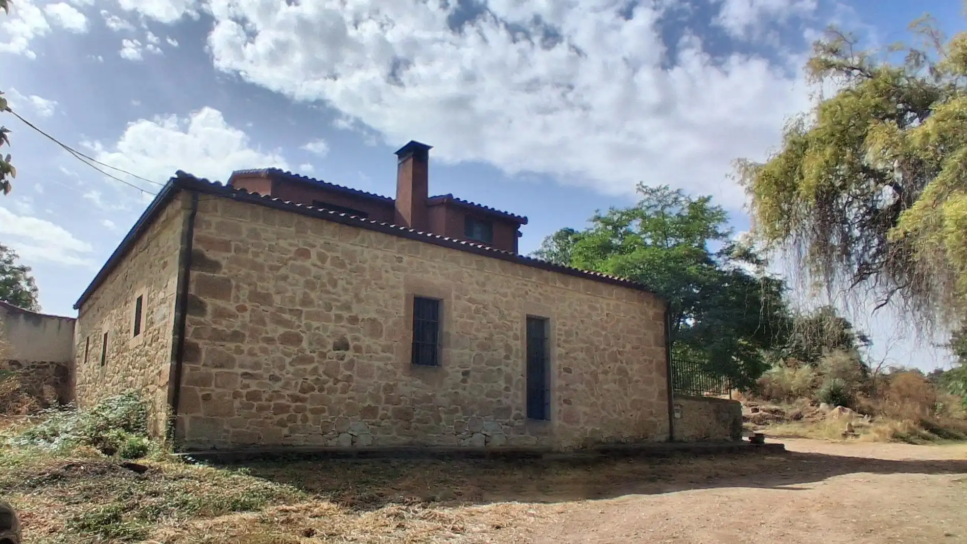 Vista exterior de Casa o xalet en venda en Doñinos de Salamanca amb Piscina comunitària