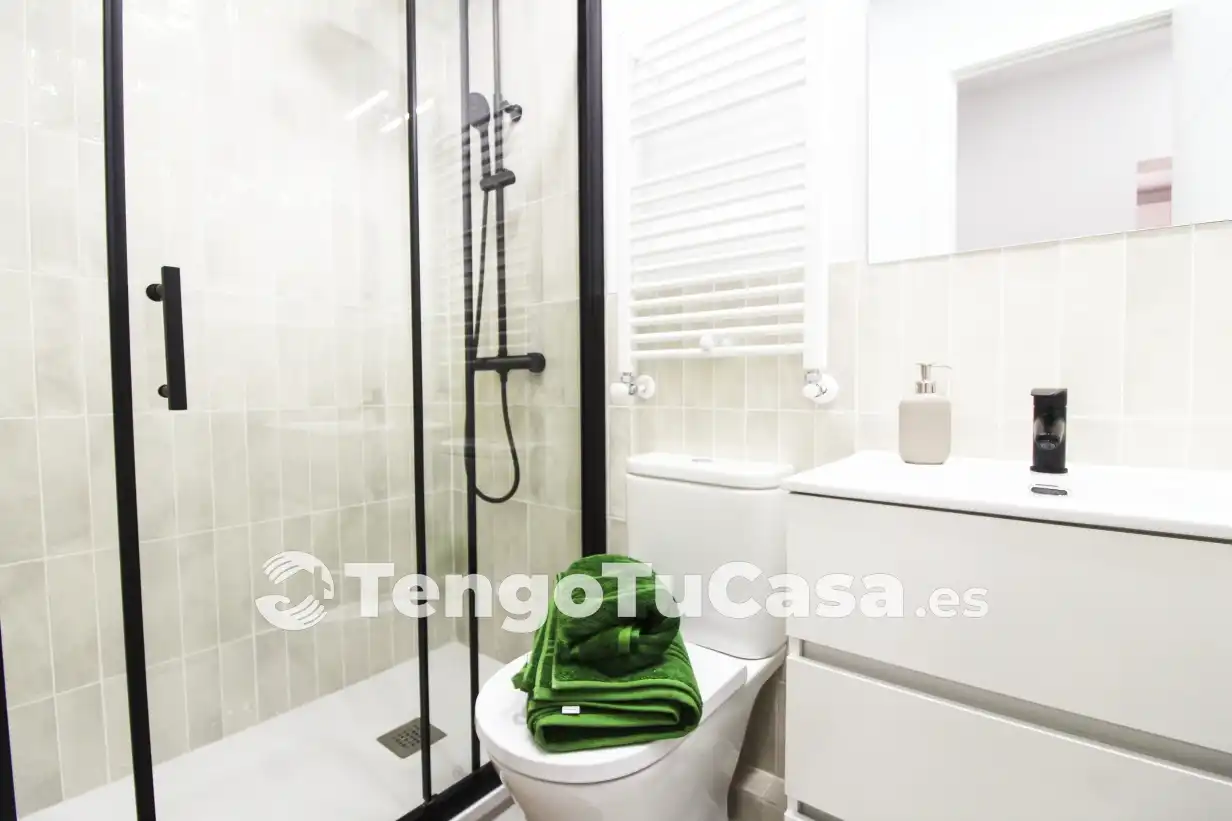 Bathroom of Flat for sale in Madrid  with Air Conditioner, Heating and Parquet flooring