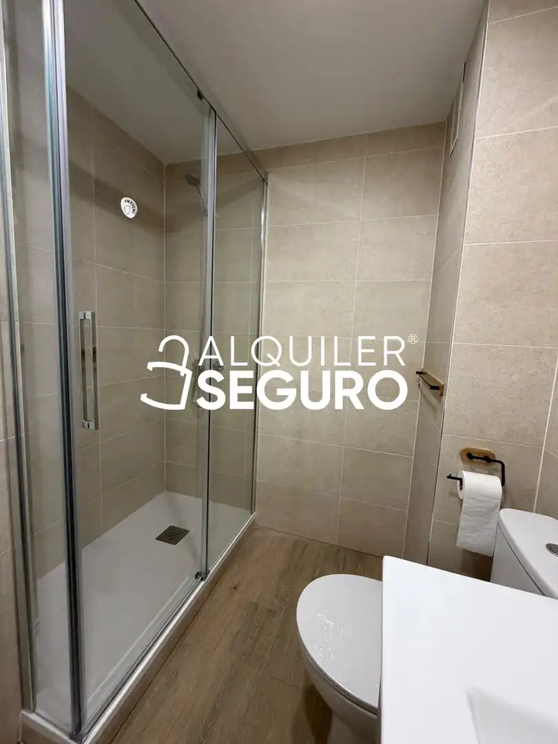 Bany de Pis de lloguer en Madrid amb Calefacció i Terrassa
