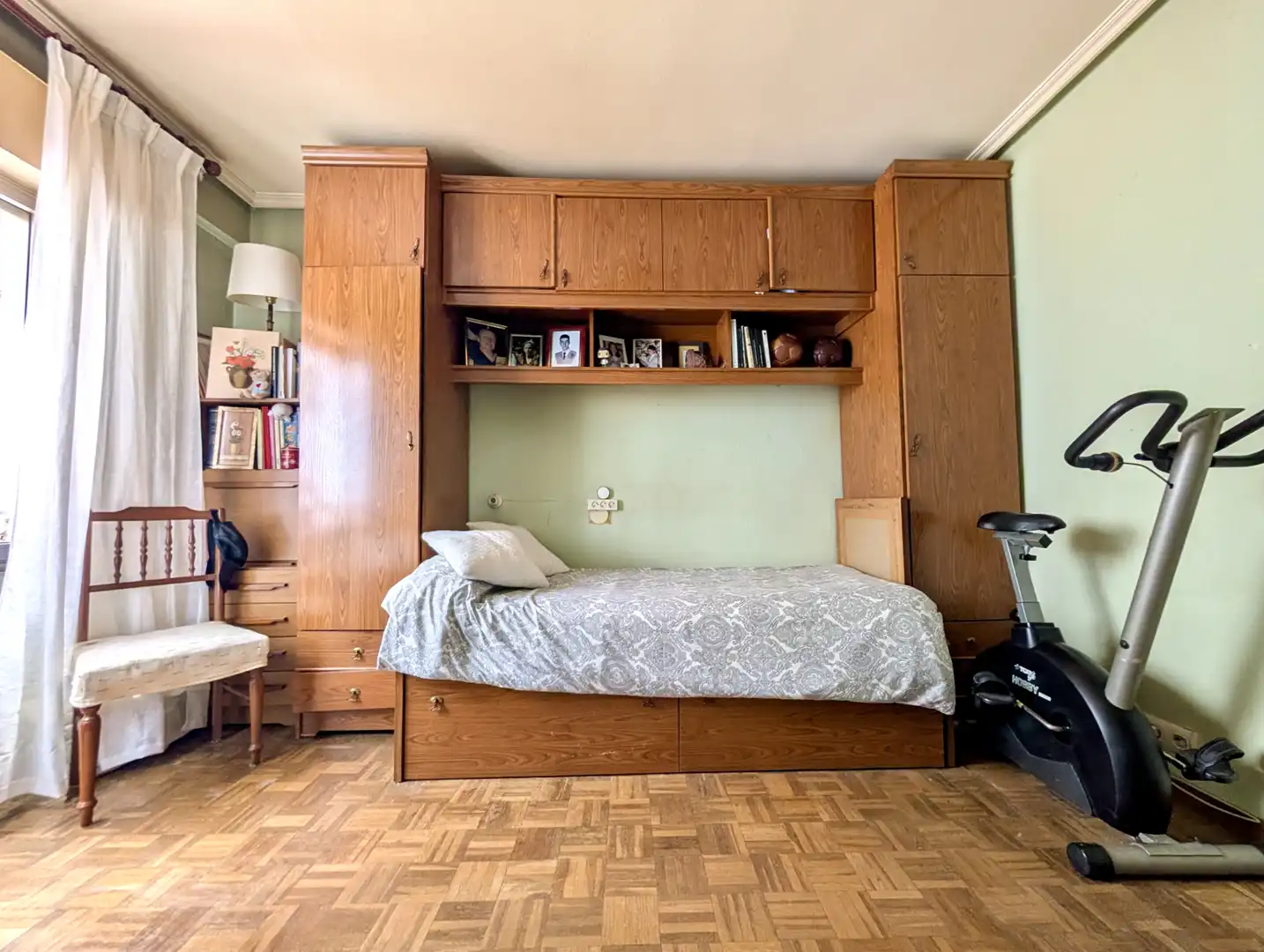 Dormitori de Pis en venda en Oviedo  amb Calefacció, Parquet i Traster