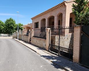 Vista exterior de Casa adosada en venda en Bargas amb Terrassa