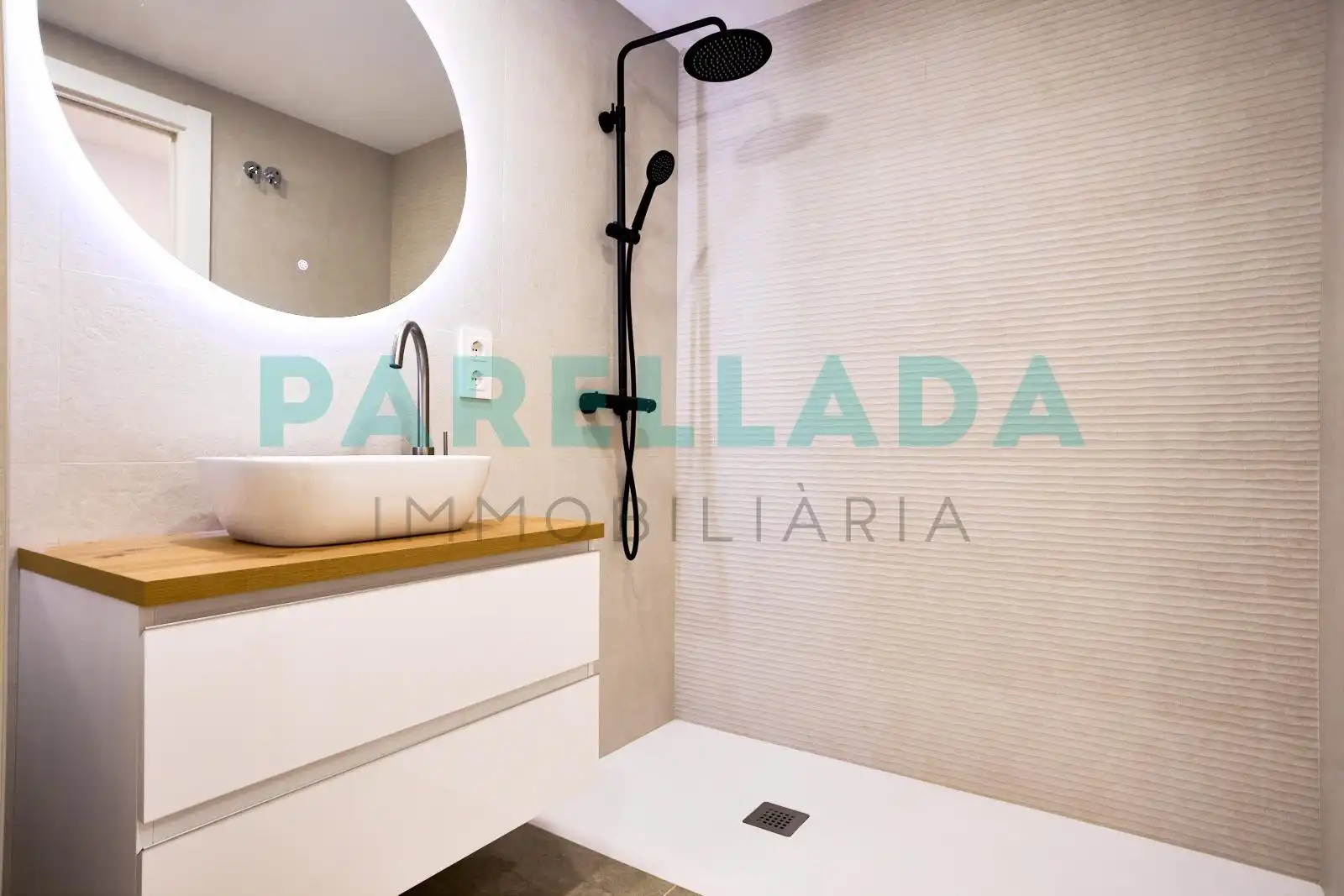 Bathroom of Flat for sale in Badalona  with Air Conditioner, Heating and Parquet flooring