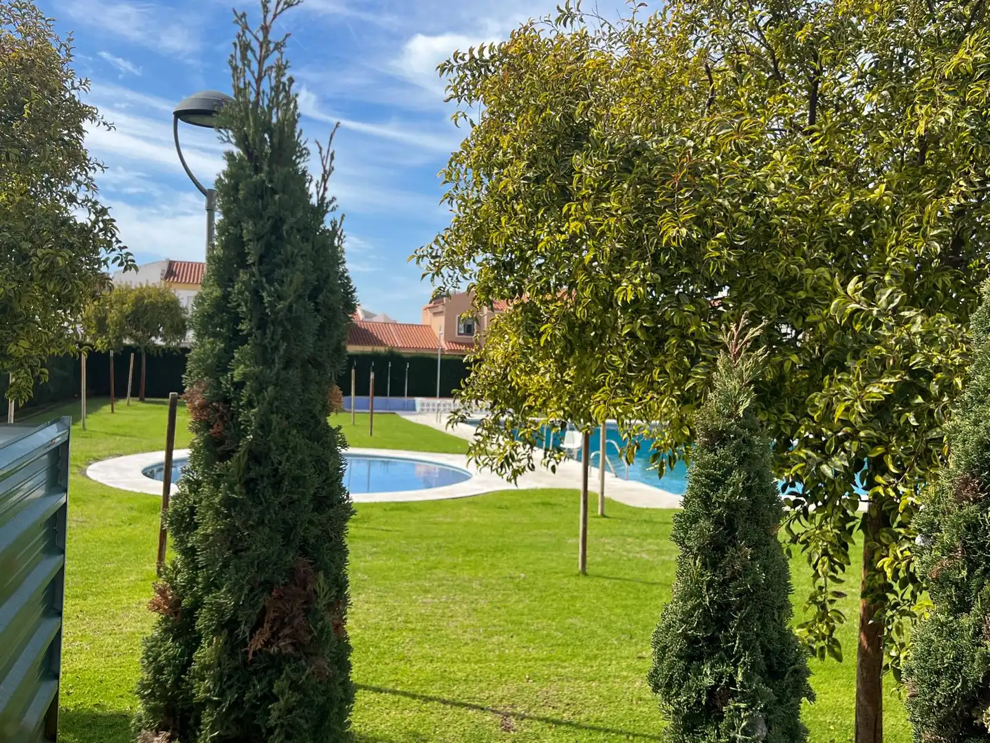 Piscina de Casa adosada en venda en Vélez-Málaga amb Terrassa, Traster i Piscina comunitària