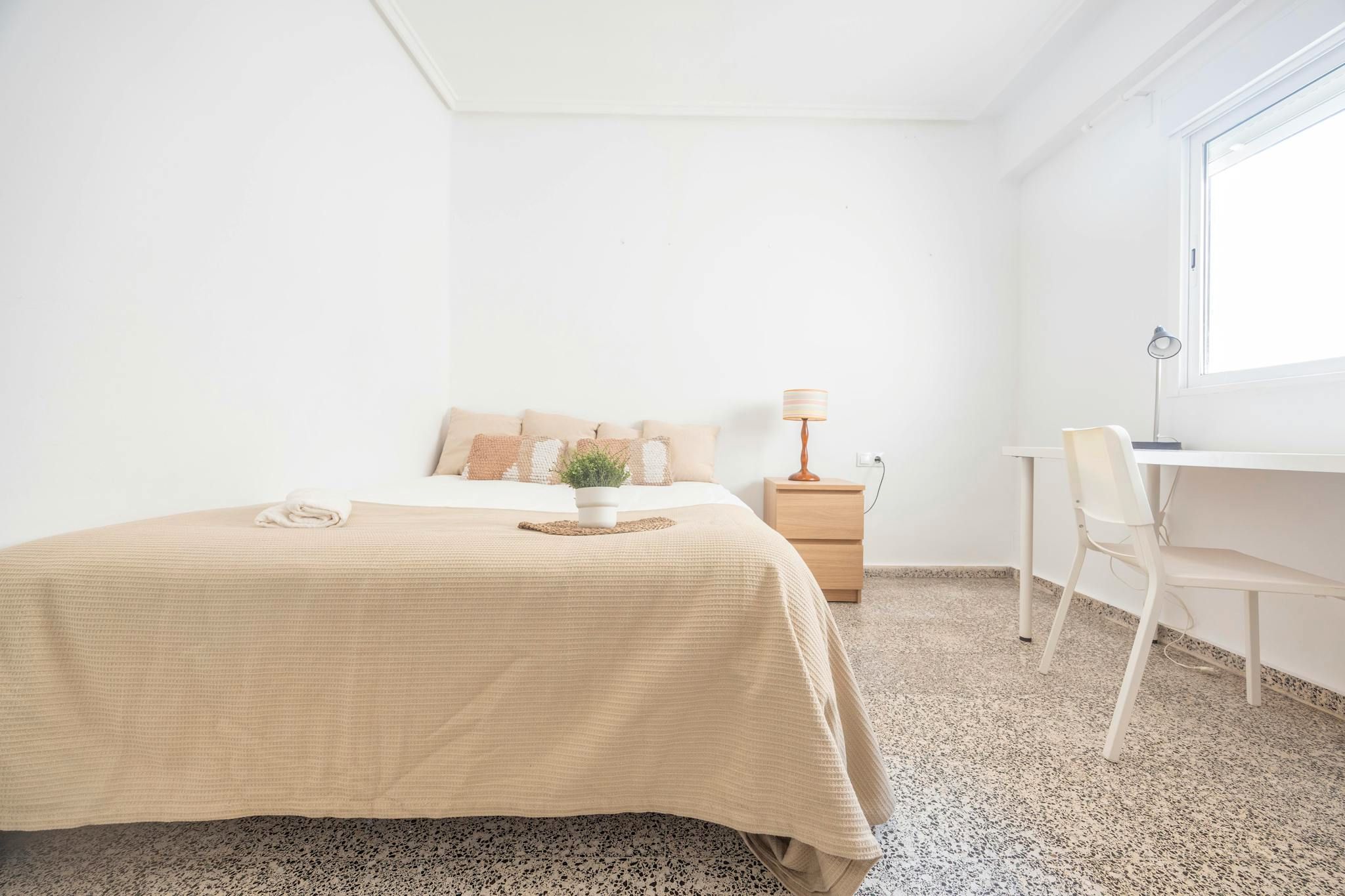 Bedroom of Flat to share in  Valencia Capital  with Washing machine, TV and Balcony