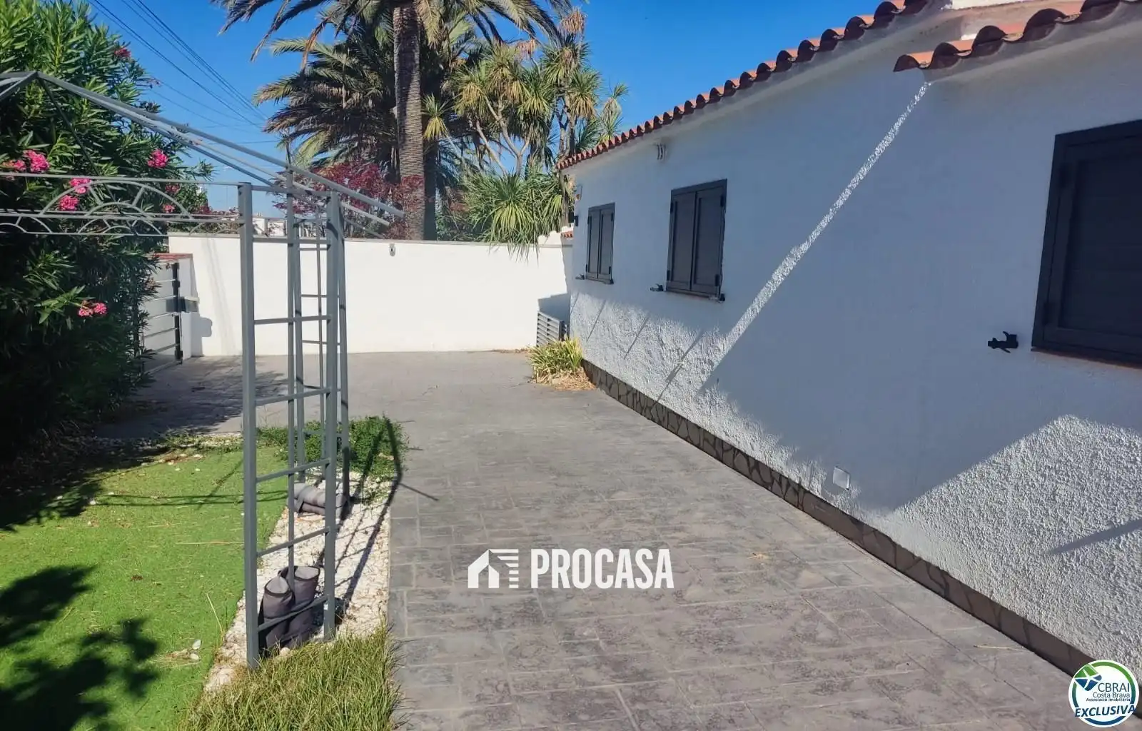 Detached house with pool for sale in Peni