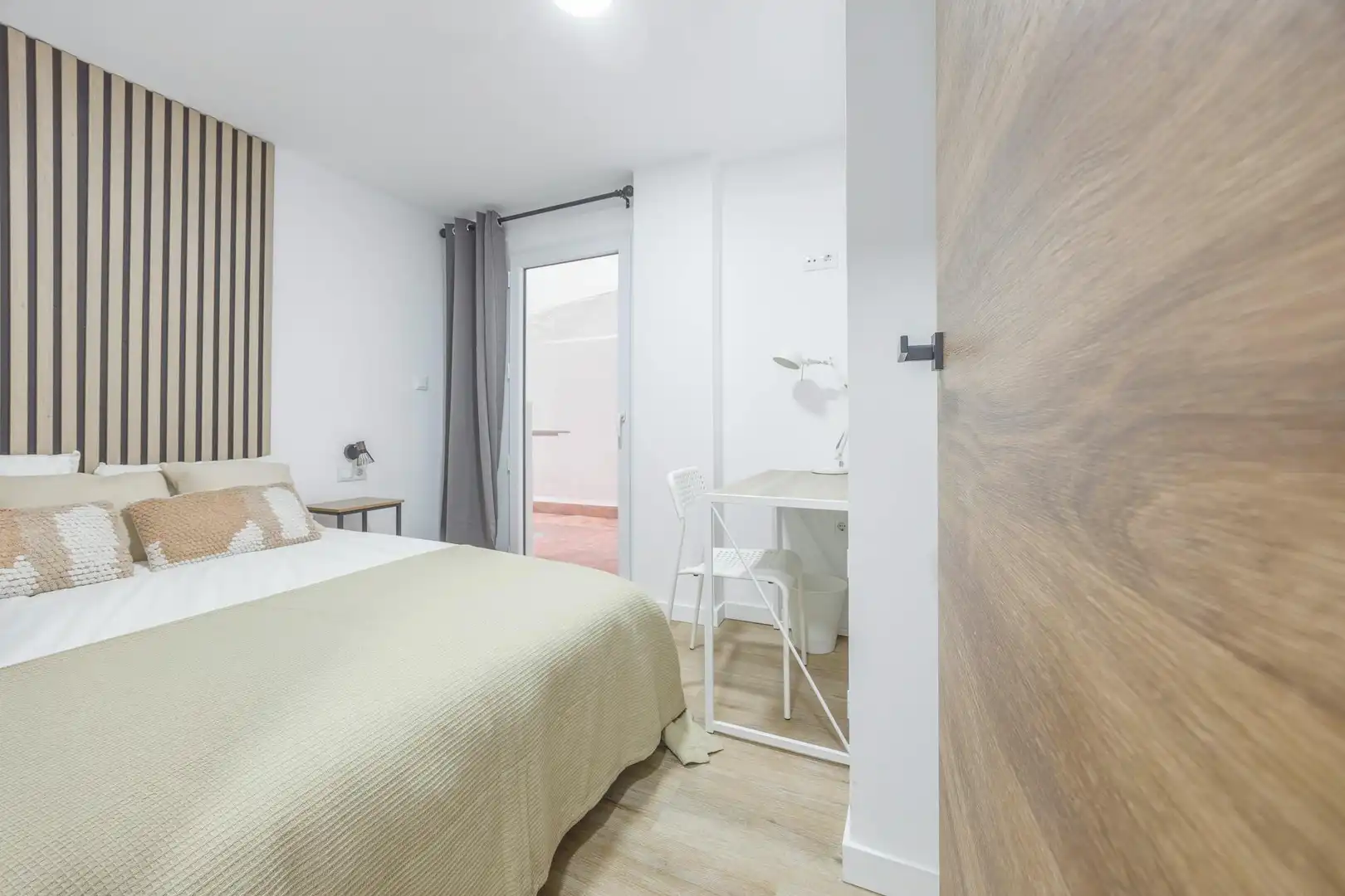Bedroom of Flat for share in Valencia  with Washing machine