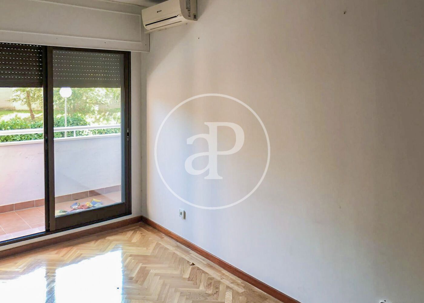 Dormitori de Pis en venda en  Madrid Capital amb Aire condicionat, Calefacció i Jardí privat