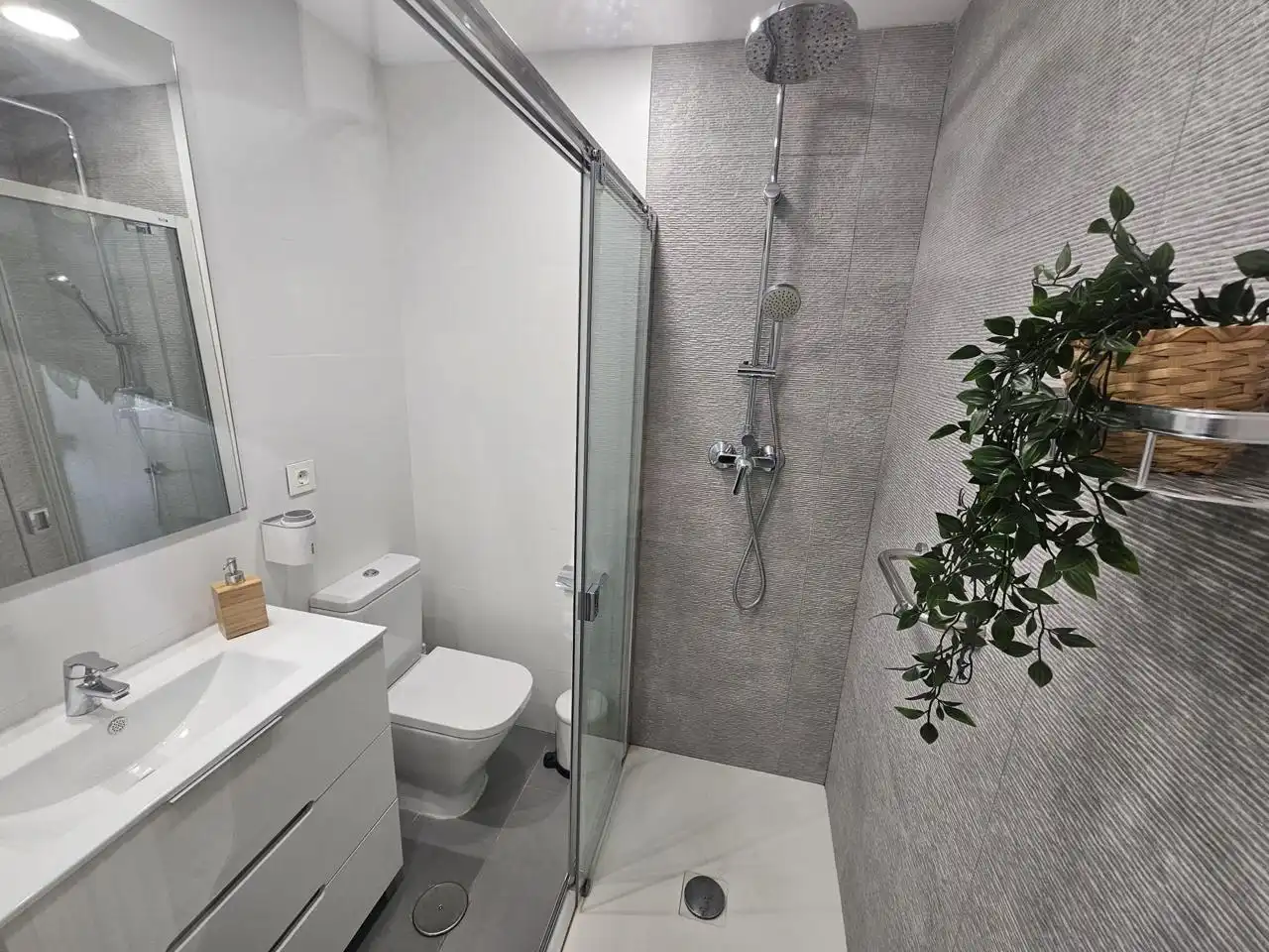 Baño de Piso en venta en Torremolinos con Aire acondicionado y Amueblado