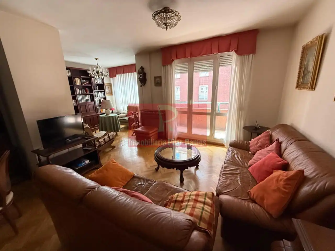 Sala d'estar de Pis en venda en León Capital  amb Calefacció, Parquet i Terrassa