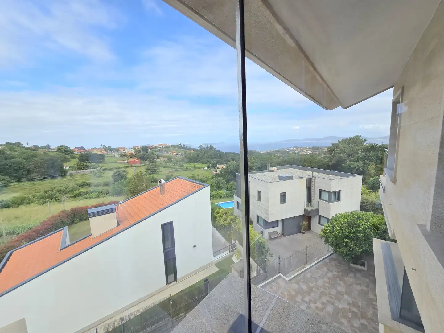 Vista exterior de Casa o xalet en venda en Vigo  amb Calefacció, Jardí privat i Terrassa