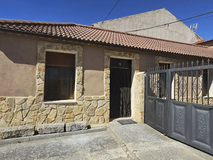 Vista exterior de Casa o chalet en venta en Barbolla, Segovia