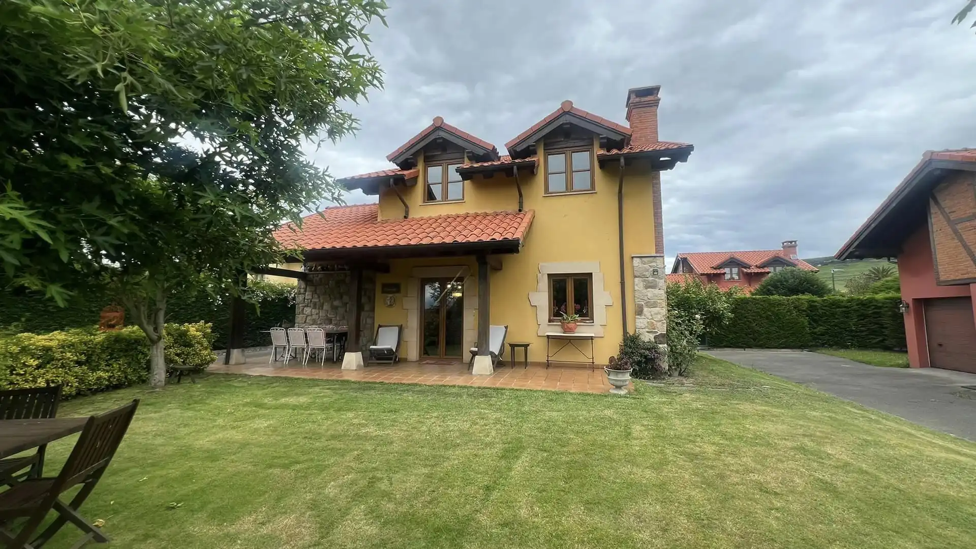 Außenansicht von Haus oder Chalet zum Verkauf in Suances mit Heizung, Privatgarten und Parkett