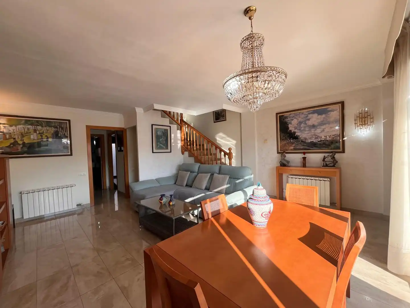 Sala de estar de Casa adosada en venta en Vilanova i la Geltrú con Calefacción, Jardín privado y Terraza