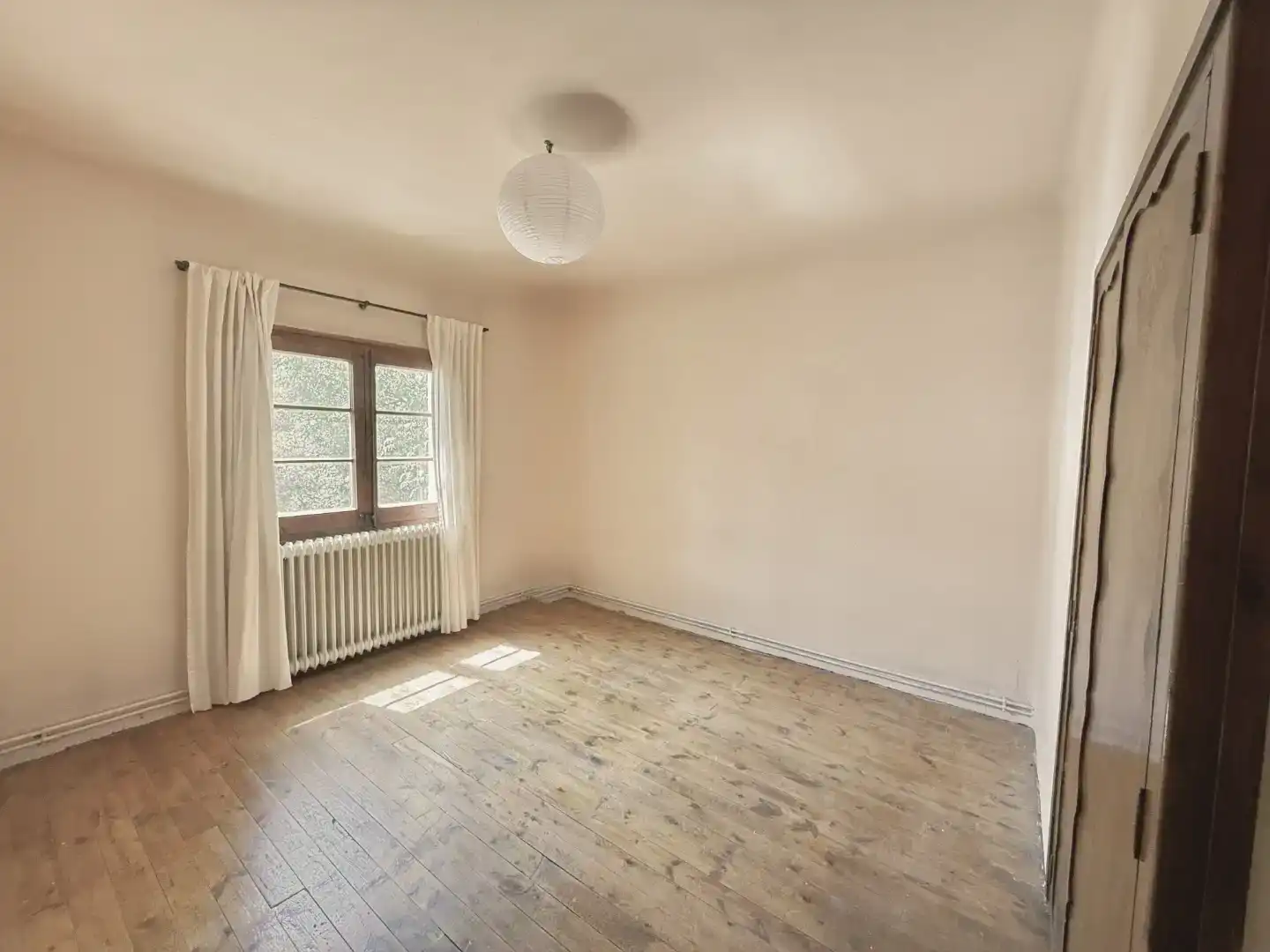 Schlafzimmer von Country house zur Miete in Alp mit Privatgarten, Parkett und Möbliert