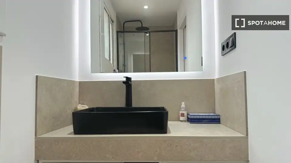 Baño de Piso de alquiler en Barcelona con Aire acondicionado, Calefacción y Amueblado
