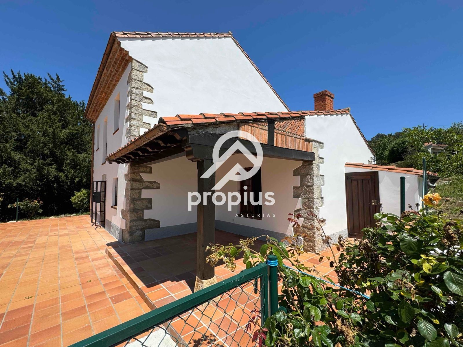 Vista exterior de Casa o xalet en venda en Ribadedeva amb Calefacció, Jardí privat i Terrassa