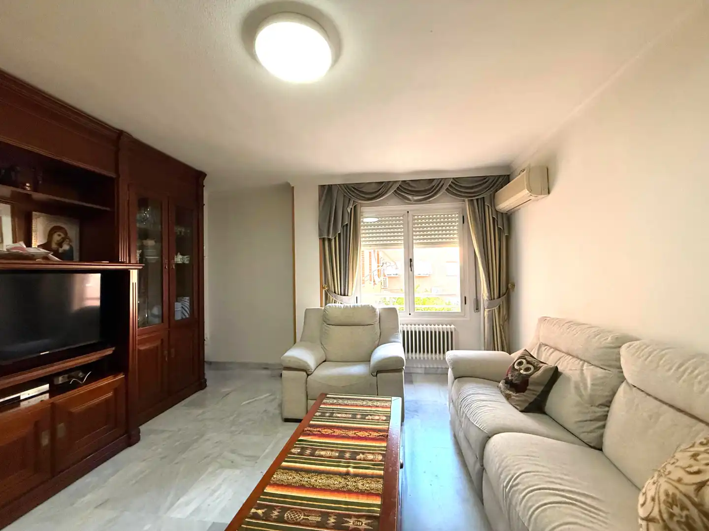 Living room of Flat for sale in Granada  with Air Conditioner, Heating and Furnished