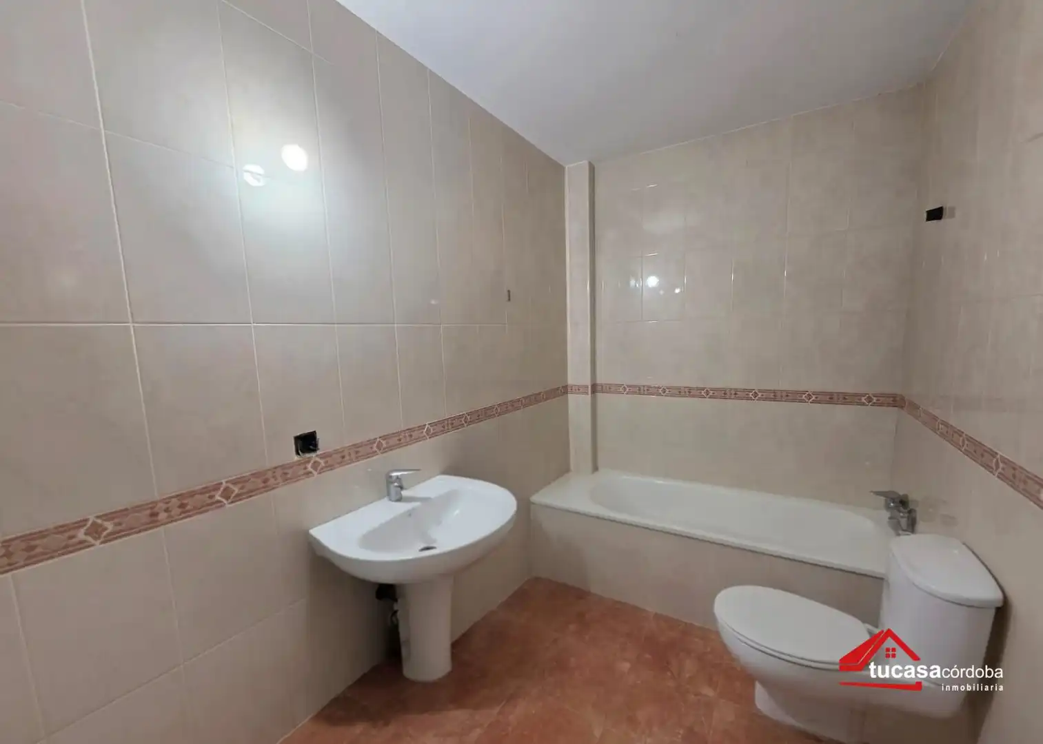 Badezimmer von Einfamilien-Reihenhaus zum Verkauf in Guadalcázar mit Klimaanlage und Terrasse
