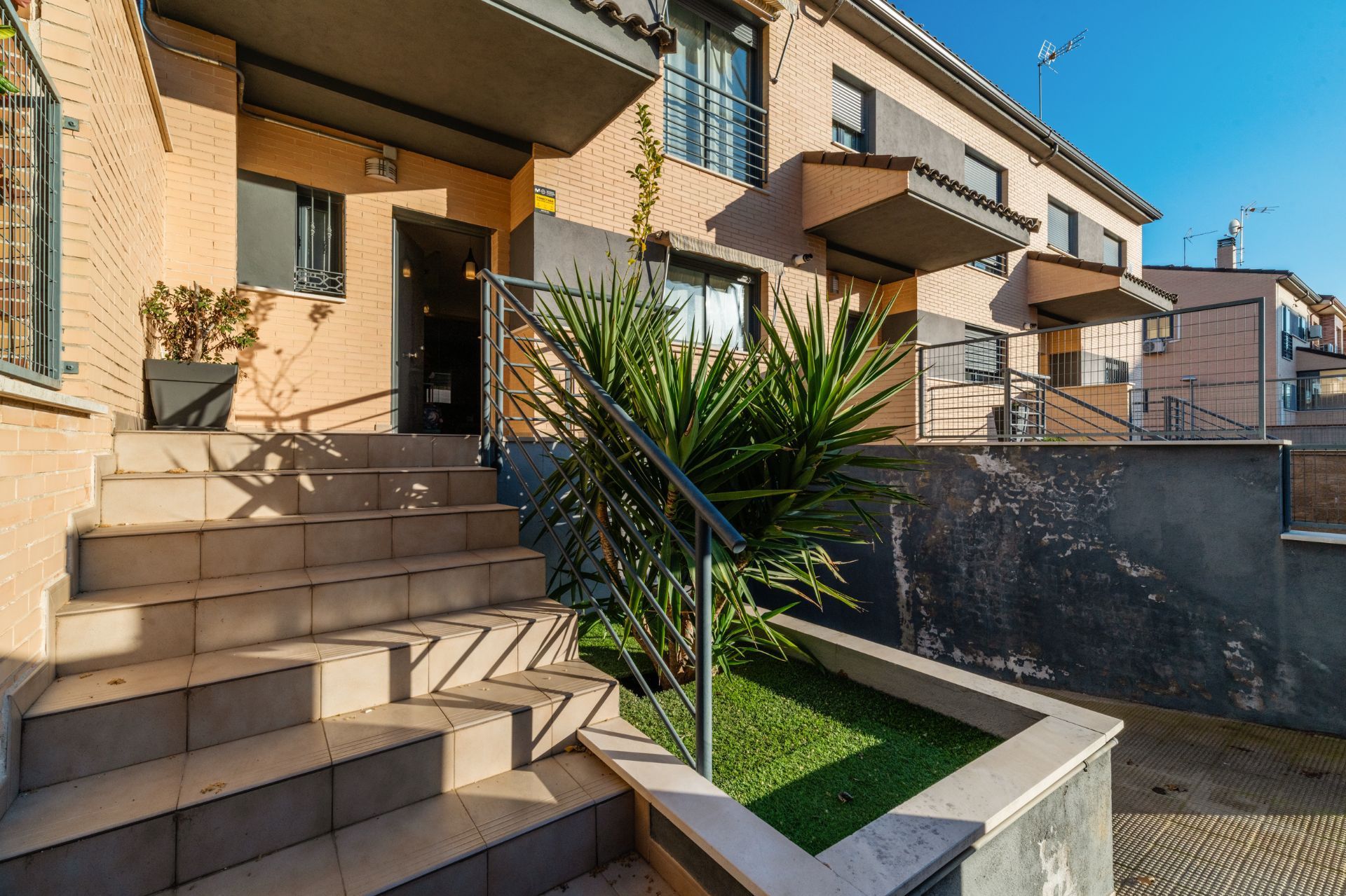 Exterior view of Single-family semi-detached for sale in Arganda del Rey  with Air Conditioner, Heating and Storage room