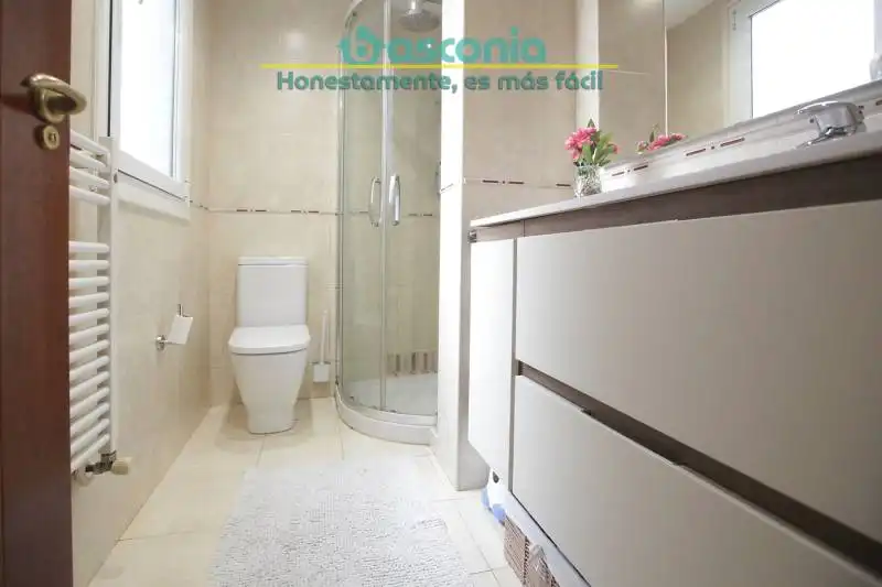 Baño de Piso en venta en Basauri  con Amueblado y Balcón