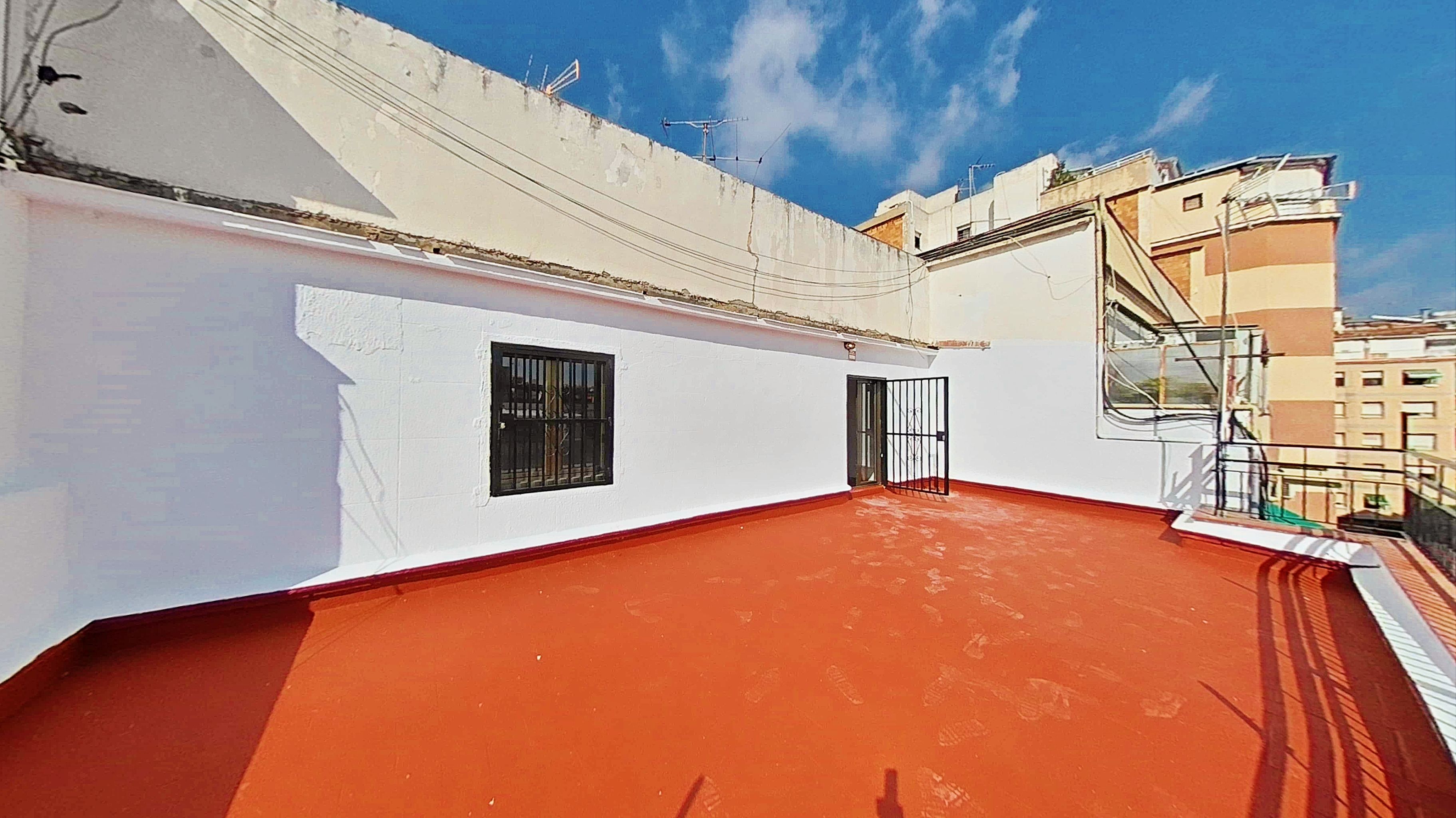 Vista exterior de Àtic en venda en L'Hospitalet de Llobregat amb Calefacció, Terrassa i Forn
