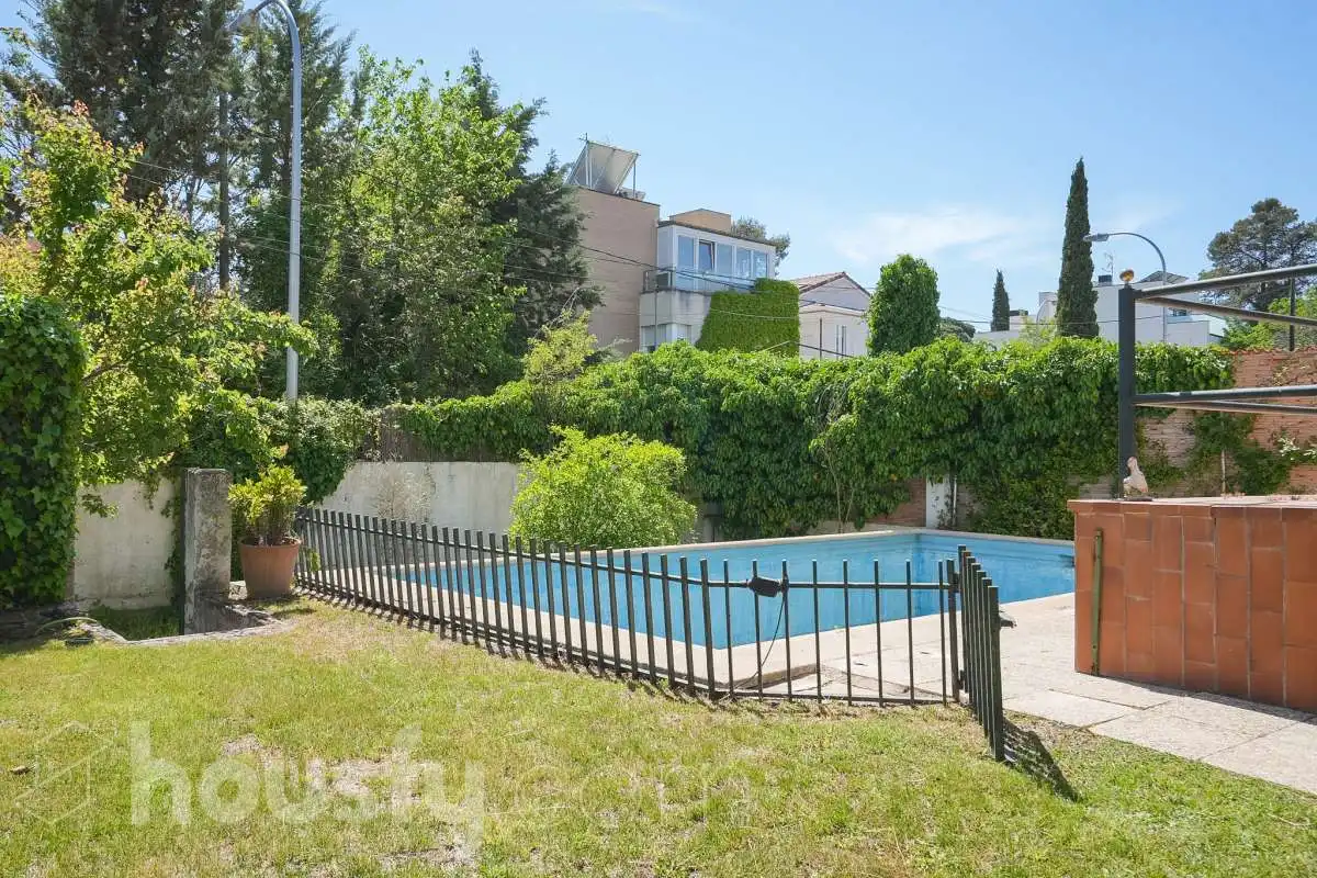 Swimming pool of Houses for sale in Madrid  with Air Conditioner, Heating and Private garden