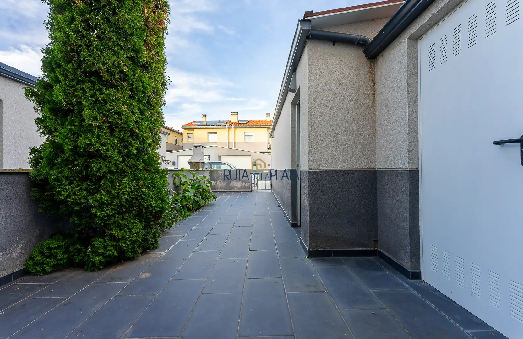 Vista exterior de Casa adosada en venta en Roales con Calefacción, Jardín privado y Alarma