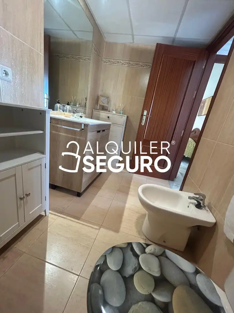 Bathroom of Flat for rent in Granada  with Air Conditioner and Furnished