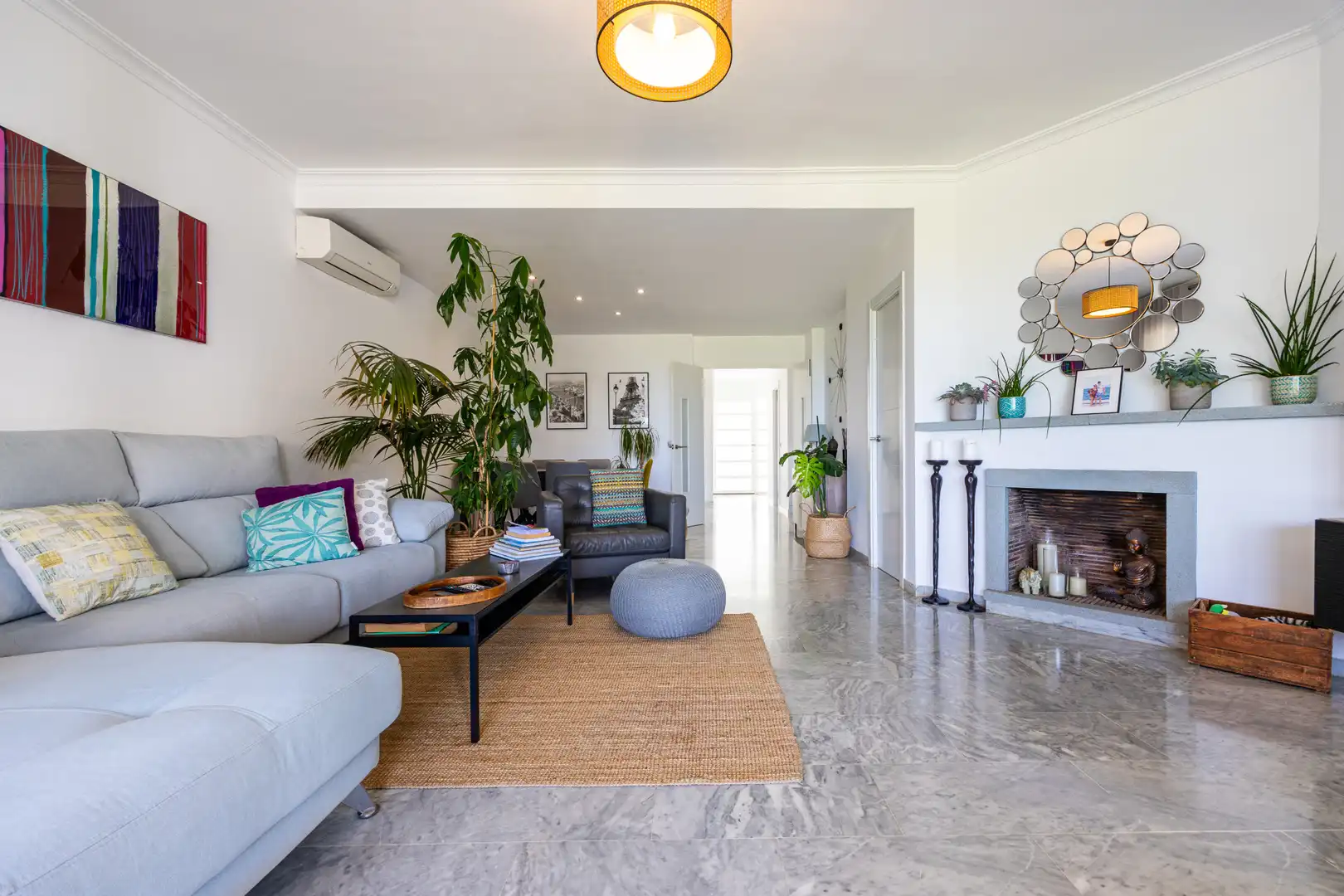 Sala d'estar de Casa adosada en venda en Mijas amb Aire condicionat, Jardí privat i Terrassa