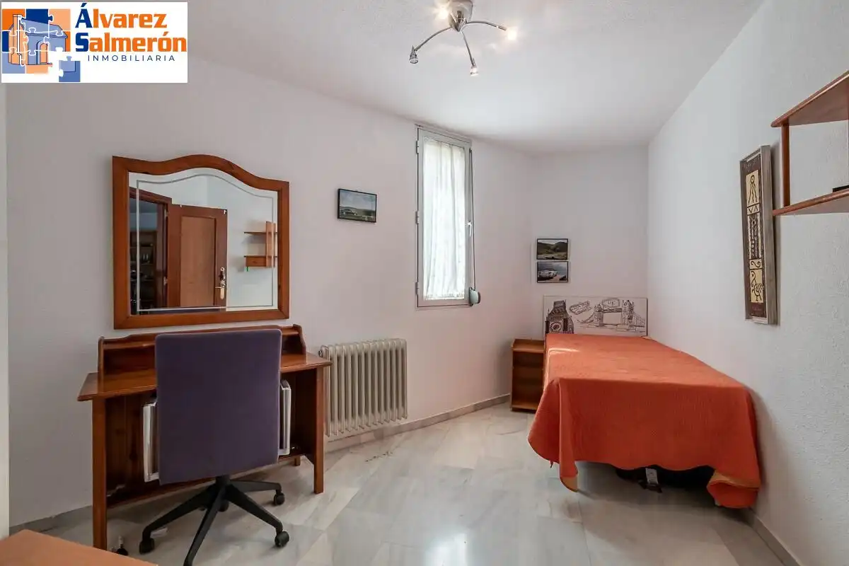 Bedroom of Flat for sale in Granada  with Heating and Storage room