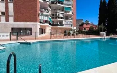 Piscina de Apartament de lloguer en Torremolinos amb Aire condicionat, Calefacció i Moblat