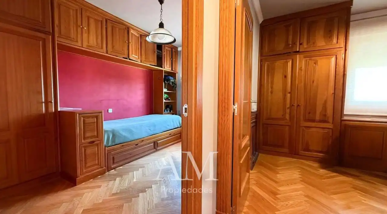 Dormitori de Casa o xalet en venda en Vigo  amb Calefacció, Jardí privat i Terrassa