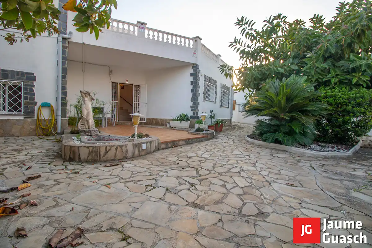 Vista exterior de Casa o xalet en venda en Torredembarra amb Aire condicionat, Calefacció i Jardí privat