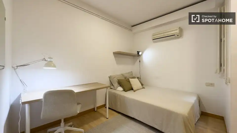 Habitación de Piso para compartir en Barcelona con Aire acondicionado, Calefacción y Amueblado