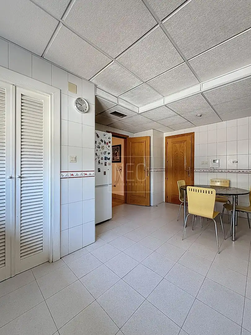 Küche von Einfamilien-Reihenhaus zum Verkauf in Granada mit Klimaanlage, Privatgarten und Terrasse
