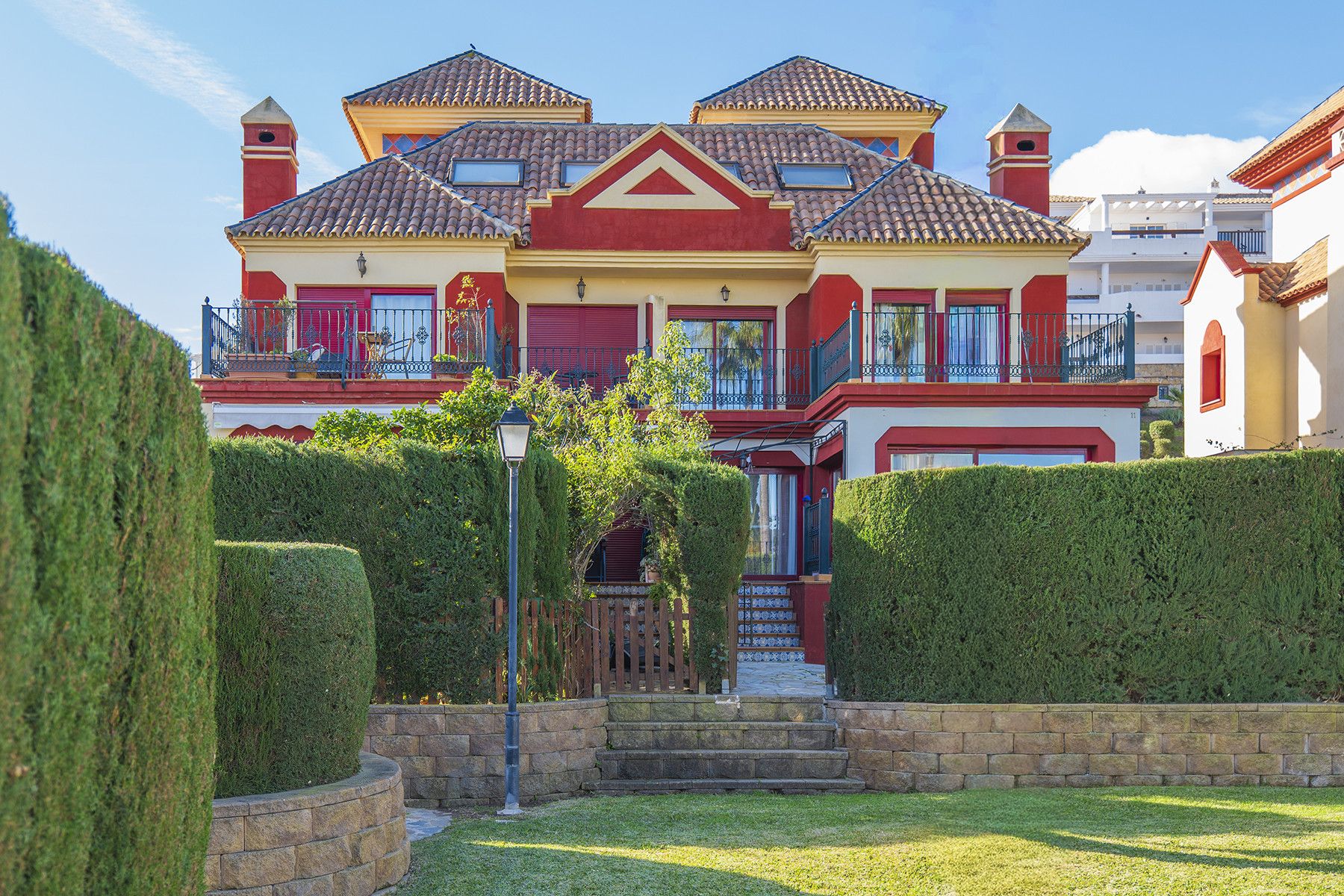 Vista exterior de Casa adosada en venda en Benalmádena amb Terrassa, Piscina i Internet