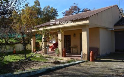 Vista exterior de Casa o xalet en venda en Navahondilla amb Calefacció, Forn i Rentadora