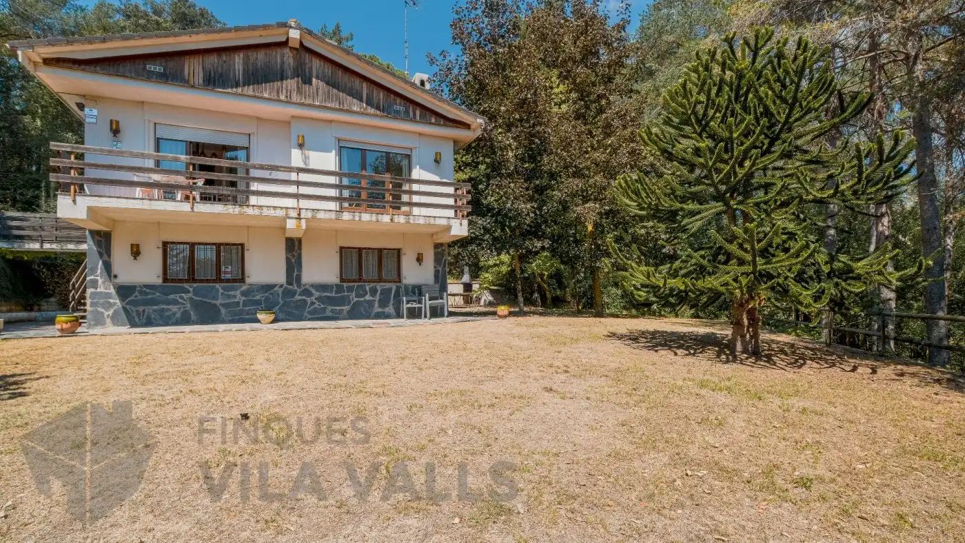 Außenansicht von Haus oder Chalet zum Verkauf in Sant Quirze Safaja mit Privatgarten und Balkon